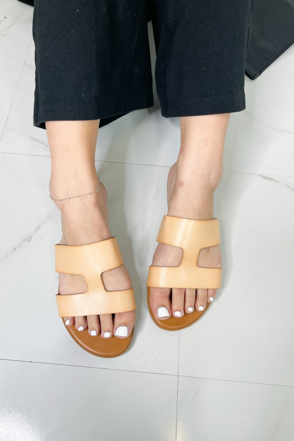 Forever Link Sidewalk Stroll Cutout Slide Sandal